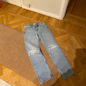 Distressed jeans från Zara i strl 38, rättvisa i storleken och supersköna men bara inte min stil på jeans. 