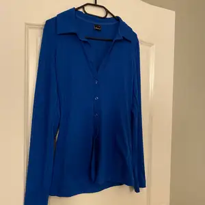 Säljer min fina blåa tröja från Gina Tricot, bara använd ett få tal gånger 🤎 tröjan är i storlek M men skulle säga att den passar S också 😊 Dm för fler bilder!