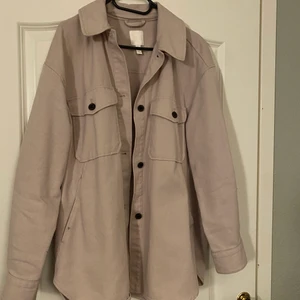 Jeansjacka från HM - Säljer denna beige/rosa jeansjackan från H&M endast använd ett fåtal gånger 🤎 Storlek S 😊 DM för fler bilder!