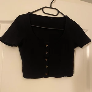 Kort topp med knappar - Säljer min korta topp med knappar, lappen är borta så vet tyvärr inte vart den kommer ifrån 🤎 sitter bra på mig som är storlek S/M 😊 Dm för fler bilder eller frågor!