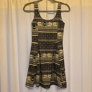 Klänning från H&M - Säljer denna sommarklänningen från hm då jag inte använder det så mycket! Den är i bra skick! 