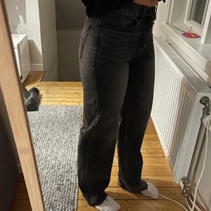 Jeans - Säljer dessa snygga gråa straight jeansen från H&M i st 36. Säljer för 250kr 💕 ( de liknar de populära gråa jeansen från zara )