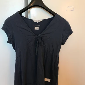 Odd molly blus kortärmad st S - Säljer denna söta mörkblå blus från odd molly☺️. Köpt för 3år sedan. Endast använd 3ggr. Defekt på baksidan som redan fanns vid köp är igensydd (se bild 3) samt vita fläckar osäker på om de går bort i tvätt. Priset går därför att diskutera. Köparen står själv för frakten🌟 Skriv gärna för mer bilder eller info🌸