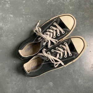 Svarta låga converse  - Svarta låga converse i storlek 37.5. Använda men i bra skick! Köparen står för frakten❤️
