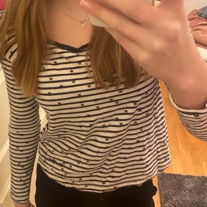 Randig tröja med stjärnor  - Sjukt fin randig tröja med stjärnor på, den är från bondelid och i storlek s💓💓💓