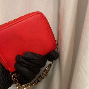 Röd plånbok och svart inuti ej använd och kommer inte användas ny skick 