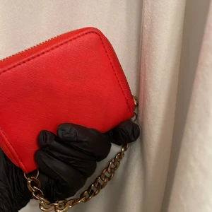 Plånbok  - Röd plånbok och svart inuti ej använd och kommer inte användas ny skick 