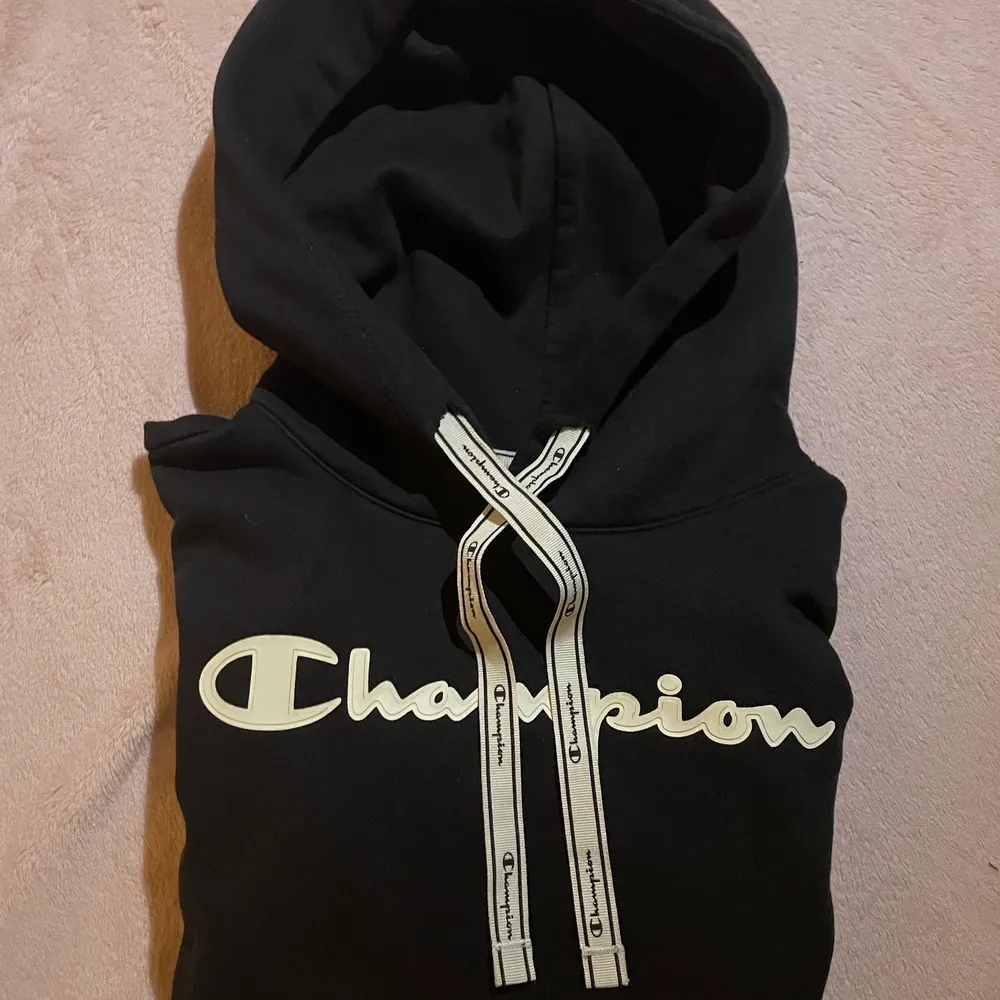 Svart Champion hoodie, använd ett fåtal gånger i skick som ny! Storlek M men liten i storlek så snarare som en XS/S. Hoodies.