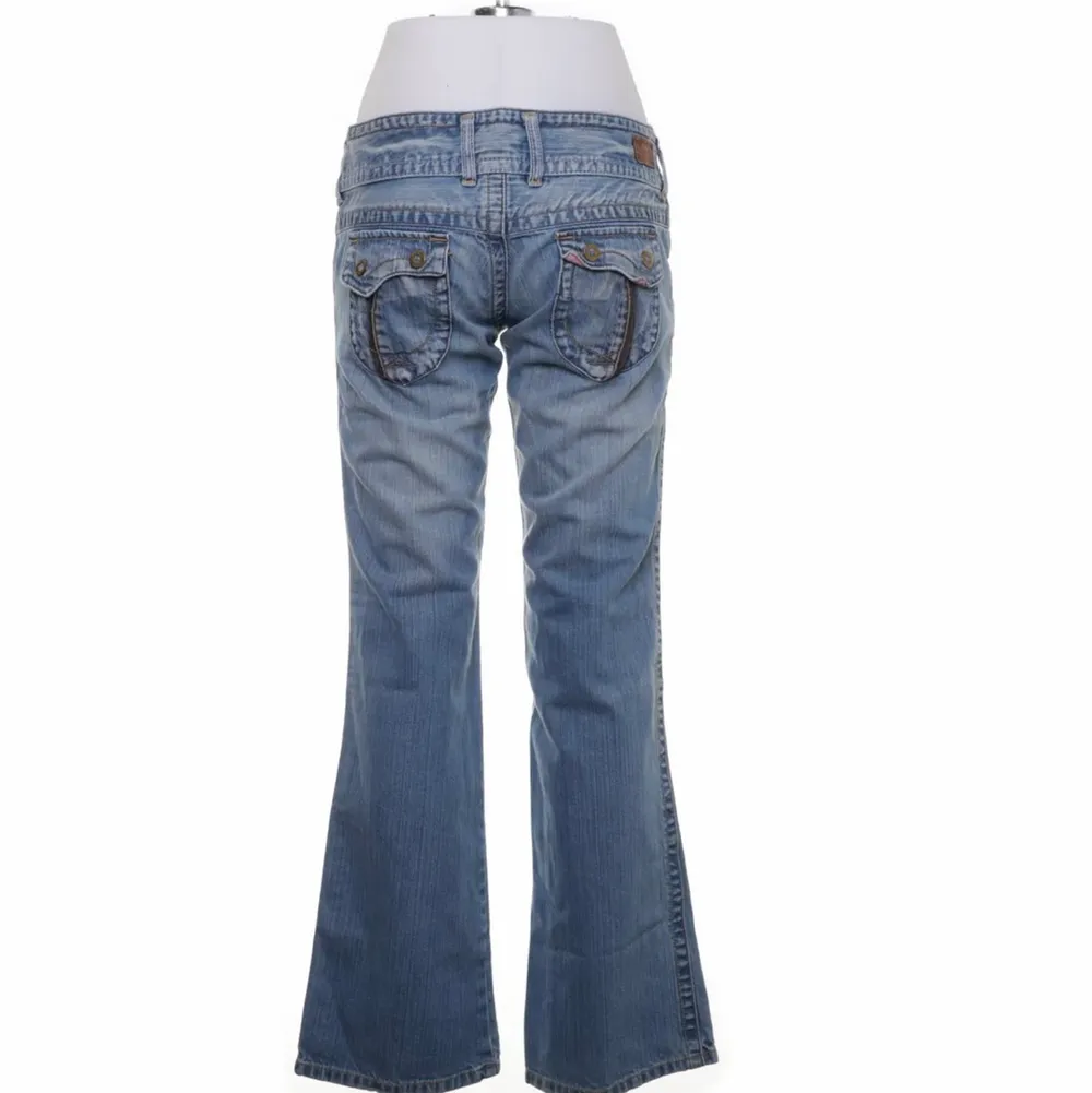 Sååå snygga lågmidjade jeans från Pepe jeans, som var försmå för mig. Storlek 29/32 men väldigt små i storleken. Passar XS-S. Bra skick och unika . Jeans & Byxor.