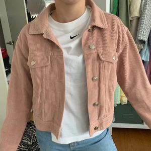 Rosa Manchesterjacka - Rosa manschesterjacka från Gina Tricot i strl S, köpt för ca 400:-. Säljer för 80:-. Använd fåtal gånger.