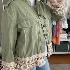 Jacka - Grön vårjacka med detaljer från zara i strl M. Köpt för ca 400:-. Säljer för 150:-.
