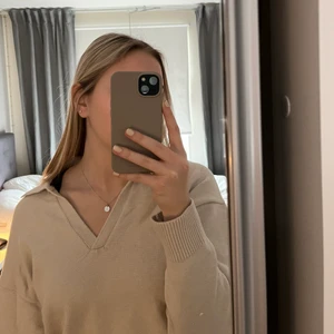 Tröja - Tröja från chiquelle, använd en gång så den är i nyskick! Står ingen storlek i den men skulle säga att den passar S-M. Köparen står för frakt🥰