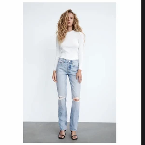 Zara jeans - Zara jeans med slitningar. Storlek 38 men skulle säga en 36/38 mer då jag är 36 vanligtvis. Säljer då jag glömde lämna tillbaka och de är lite för korta för mig som är 172/173. Frakt ingår inte i priset 