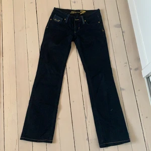 lågmidjade mörkblåa jeans! - Ett par av mina absoluta favoritjeans som nu tyvärr inte passar längre. Har tyvärr ingen bild när jag har på mig dom eftersom det var längesen jag kunde ha dom. Kvalitén på jeansen är fortfarande super!!💓💓 Jag köpte dom för drygt 1900 kr vilket gör att mitt nypris blir 500! 