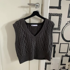 Stickad Zara väst - Stickad väst från Zara, näst intill oanvänd