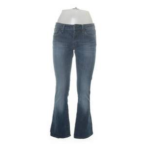 Lågmidjade jeans som sitter så snyggt! Säljer då dem tyvärr är för små:( Köparen står för frakt <3