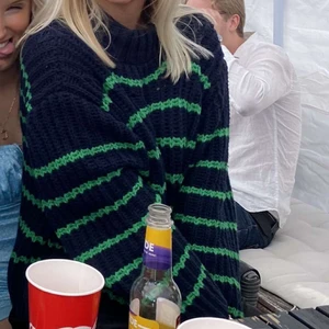 Stickad tröja från munthe  - Använd fåtal gånger, har någon defekt men inte synlig. Storlek s, nypris 1999:-