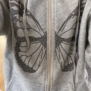 Hoodie - Tröja som inte riktigt är i min stil köpt för 170kr och använt några gånger. 💓 100kr inklusive frakt 📦 skriv om ni vill köpa och kan skicka lite fler bilder😛