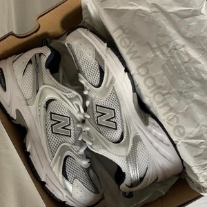 New Balance  - Säljer mina new balance skor, strl 39. Dessa är jätte svåra att få tag på. Jag säljer endast för bra bud. Börjar på 1200kr