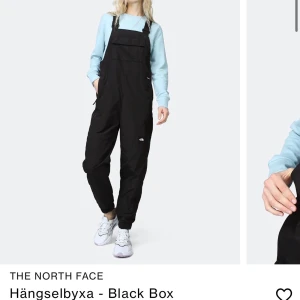 The North Face hängselbyxor  - Jag säljer nu mina alldeles nya hängselbyxor i storlek XS, använda endast en liten stund då dom var inte rätt i storlek. Köpte i sommar för 1500kr och säljer för 1000kr då dom är i nyskick 😊 