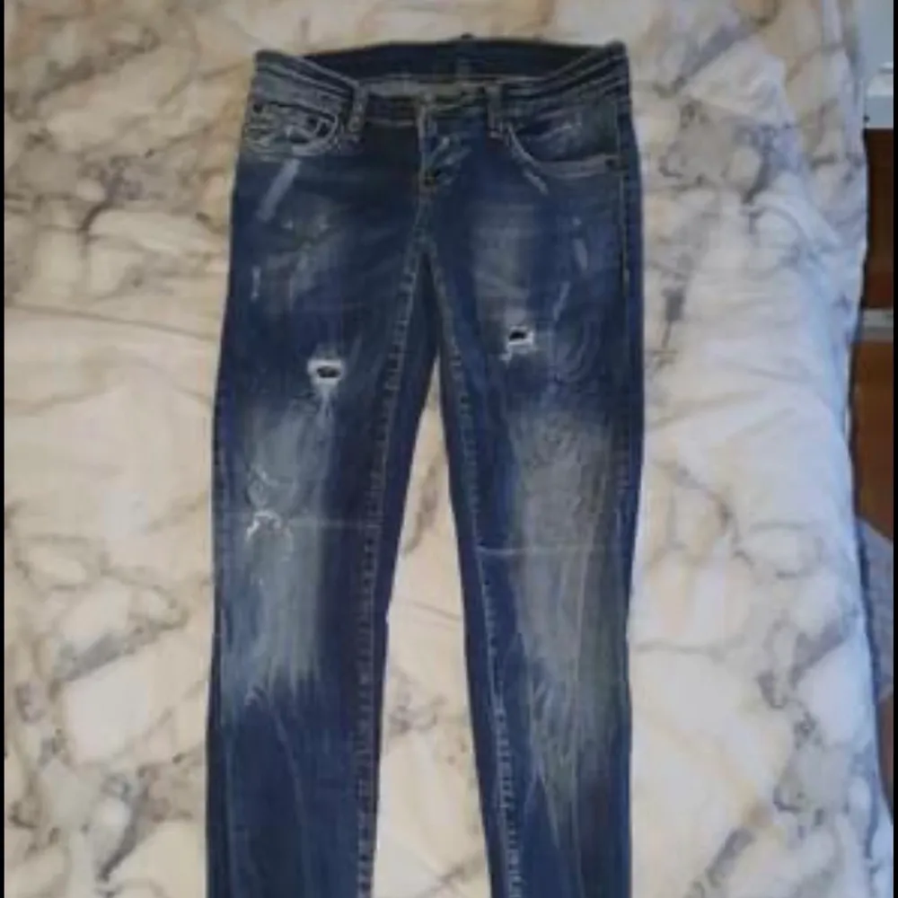 Säljes pga viktuppgång efter graviditet, fint skick och älskvärda byxor som är mellan/ lågmidjade. Bud från 399kr. Jeans & Byxor.