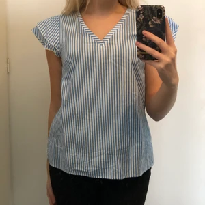 Fin blus från bondelid  - Riktigt somrig blus från bondelid i vit o blårandigt mönster . Snygga detaljer vid ärmen. Köparen står för frakten.😊