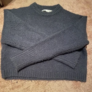 Stickad tröja! - Säljer denna super fina stickade tröjan från zara! Hör av er vid frågor/flera bilder eller intresse❤️