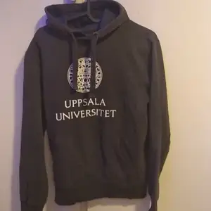 Grå hoodie med trycket Uppsala universitet. Helt ny skick. Används bara ett fåtal gånger. En stor ficka på framsidan