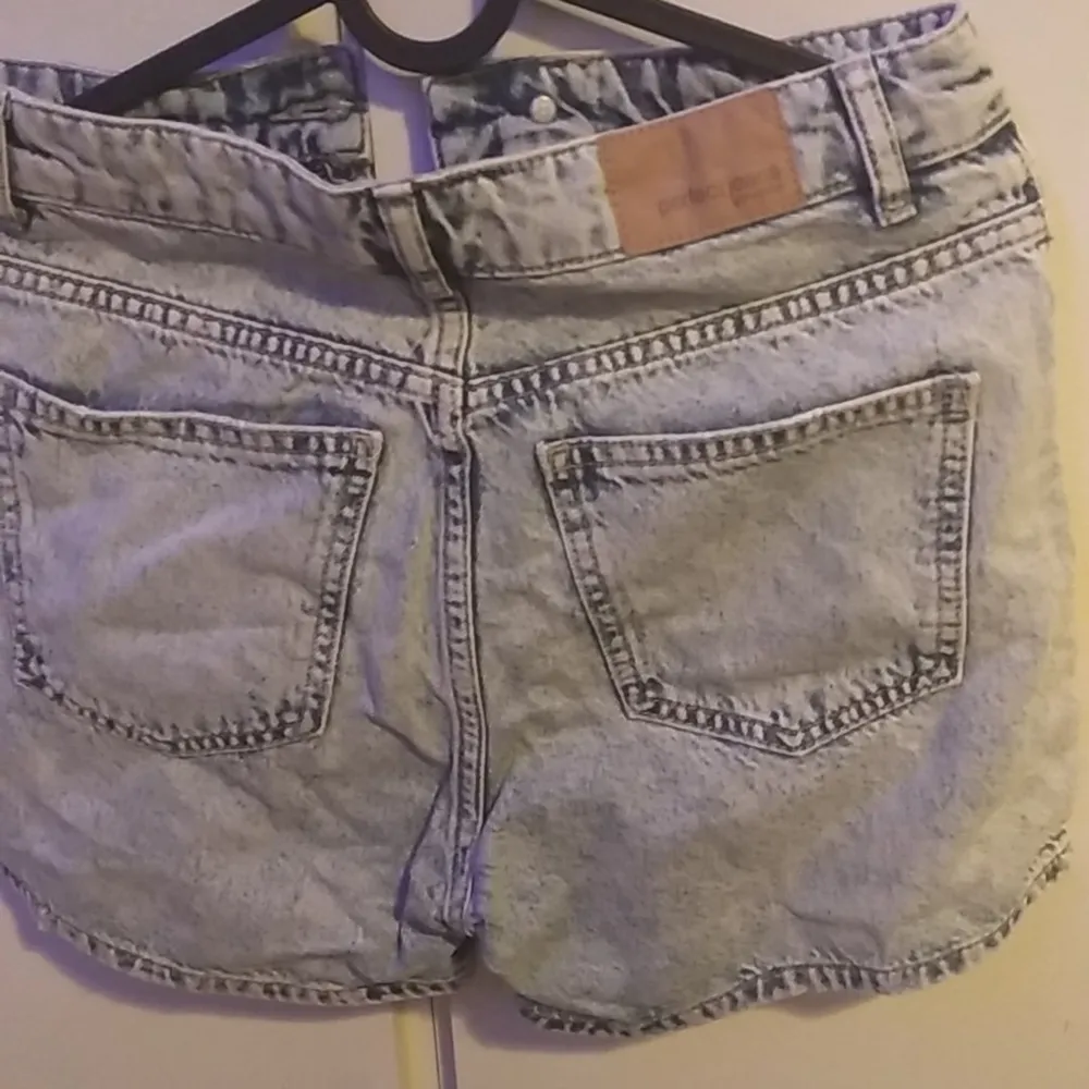 Snygga shorts från Gina Tricot i jeans tyg. Köpt ny för 250kr men har bara använts ett fåtal gånger. Shorts.