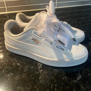 Puma skor  - Puma Basket Heart Sneakers-storlek 36, både silke och tygsnören följer med💞 Använda en gång då, nypris 500kr men säljer dom för 200+frakt💕💕