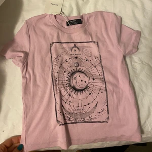 Tröja från bershka - Oanvänd tröja från bershka. Tveka ibte vid frågor💓💓