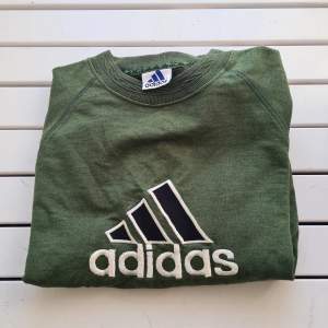 Vintage late 90s Adidas crewneck til salgs. Brodert logo på framsiden.  