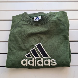 Vintage Adidas crewneck - Vintage late 90s Adidas crewneck til salgs. Brodert logo på framsiden.  
