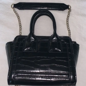 Väska  - Jag säljer nu min fina svarta väska från zara som är slutsåld. Köpt för 250 säljer för 100. Frakt tillkommer 📦 hör av er vid fler frågor 💗