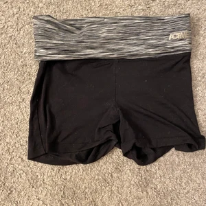 Träningsshorts - Ett par väldigt bekväma träningsshorts i en grå och svart färg. Dom sitter ganska tajt och är inte för tjocka. Dom sitter ganska hår i midjan oxh är även dubbla tyg där