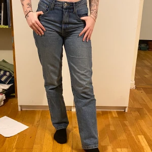 Mid/lowwaist straight jeans - Väldigt snygga jeans från märket collusion som är sjukt lika zara jeansen. Säljer dom för att jag redan har många blåa jeans. Dom är i super bra skick och de märks knappt är de är använda!❤️  buda privat!