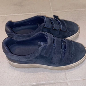 Sandro sneakers - Hej säljer nu mina älskade sandro sneakers som jag köpte för ca 1 år sedan. Såååå nice passar till allt! Buda i kommentarerna 