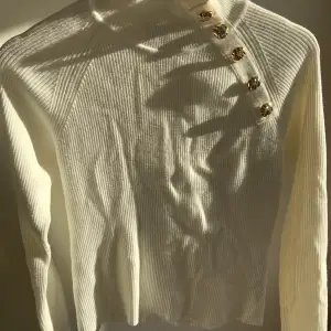 Vit ribbad tröja från Zara! Jättefint skick då den är använd fåtal ggr, är storlek L men skulle säga att den sitter som en XS-M! 