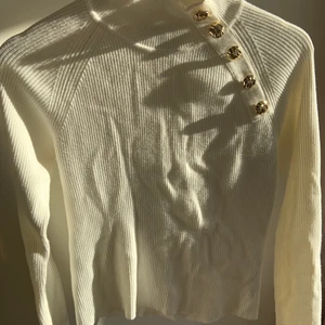 Tröja - Vit ribbad tröja från Zara! Jättefint skick då den är använd fåtal ggr, är storlek L men skulle säga att den sitter som en XS-M! 