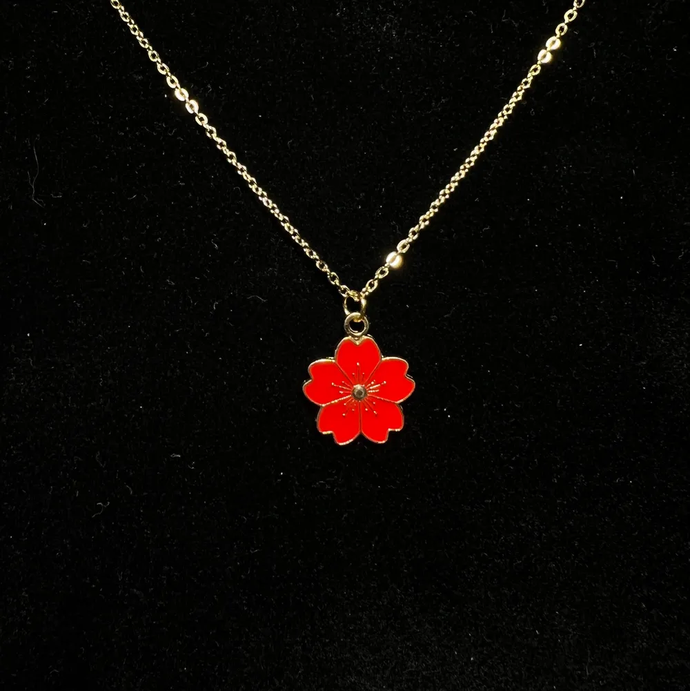 Halsband i rostfritt stål med guldplätterad emaljerad berlock, röd blomma🌺 Fri frakt✨. Accessoarer.