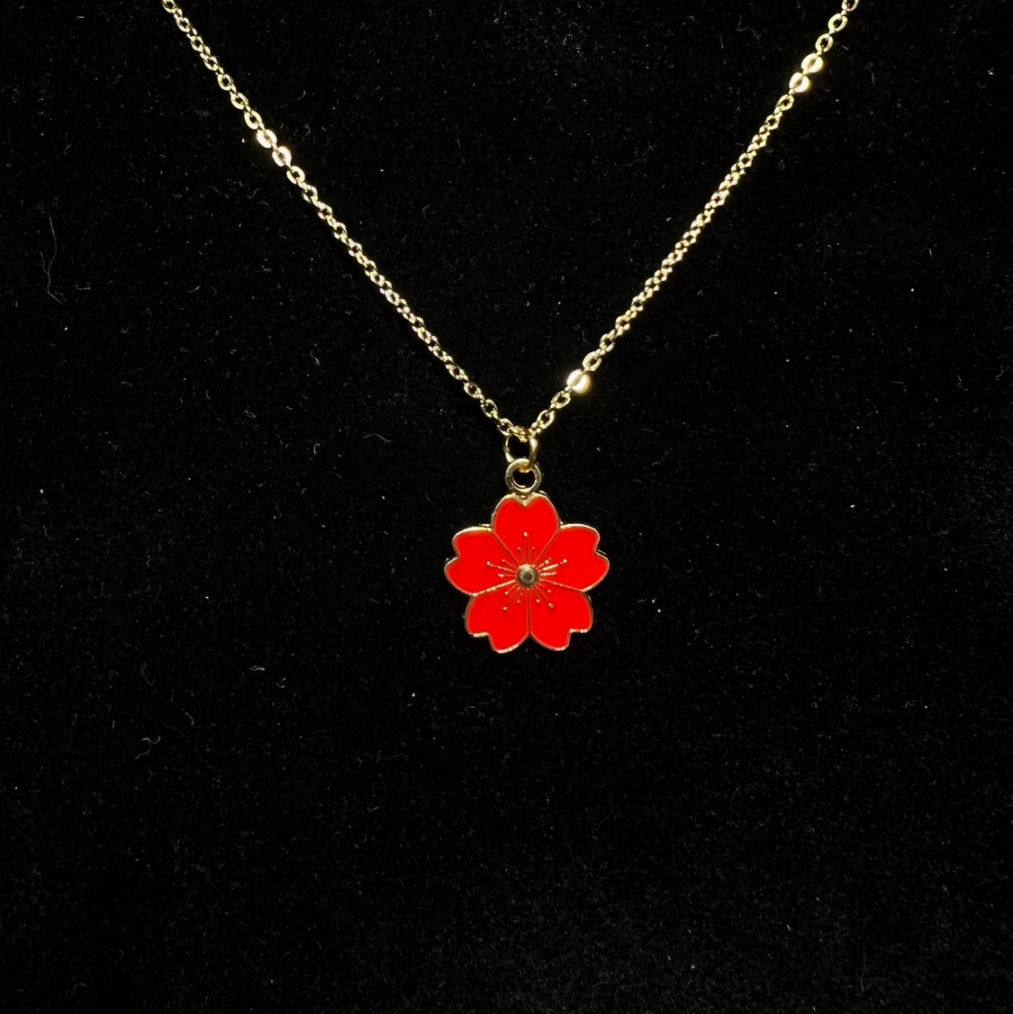 Halsband, röd emaljerad blomma