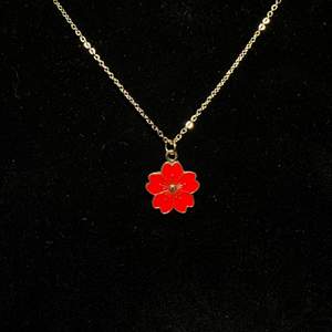 Halsband i rostfritt stål med guldplätterad emaljerad berlock, röd blomma🌺 Fri frakt✨