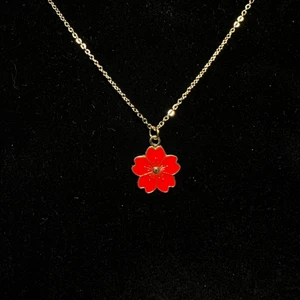 Halsband, röd emaljerad blomma - Halsband i rostfritt stål med guldplätterad emaljerad berlock, röd blomma🌺 Fri frakt✨