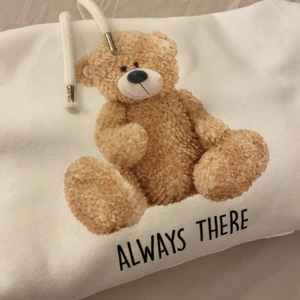 Newyorker - En tröja med en nalle på🥰🐻 säljer nu för 70kr🐻🥰🥺