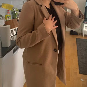 Beige kappa, EU 36 - Säljer min beiga kappa i storlek 36 från Missguided! Använd ett antal gånger men i väldigt bra skick!!