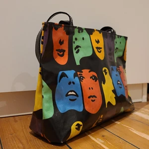 Axelväska  - Oanvänd för mig men köpt secondhand, väldigt bra skick. Dragkedjan fungerar och den är ren och hel inuti. 