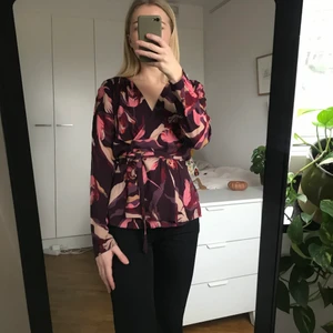 Blus Twist&Tango - Omlottblus i modell ’Isabel’ från Twist&Tango. Storlek 36 men flexibel! Viskos.