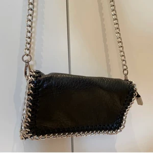 Väska - Jätte fin väska från tiamo som inte kommer till användning. Använt 2-3 gånger! Den är i ett jätte bra skick. När man öppnar väskan så finns det en dragkedja på insidan som gör den säkrarare, och så finns det en liten ficka på sidan. Stängs med magnater som man kan se på sista bilden. Startar budgivning om många är intresserade. Nypris=450kr