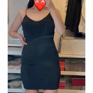 ❤️ - Super fin svart klänning😍 st S, tyvärr lite för stor för mig😭 passar både vardag och utekväll ✨👌🏻 | 100kr