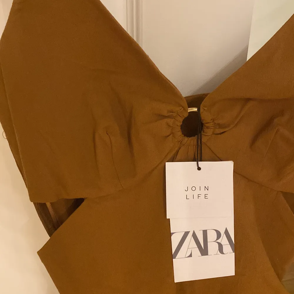 Superfin klänning som formar kroppen från Zara 😍 aldrig använd + prislappen sitter kvar. Vid stort intresse startas budgivning ✨. Klänningar.